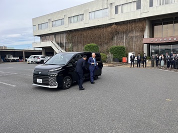 大島町長初登庁